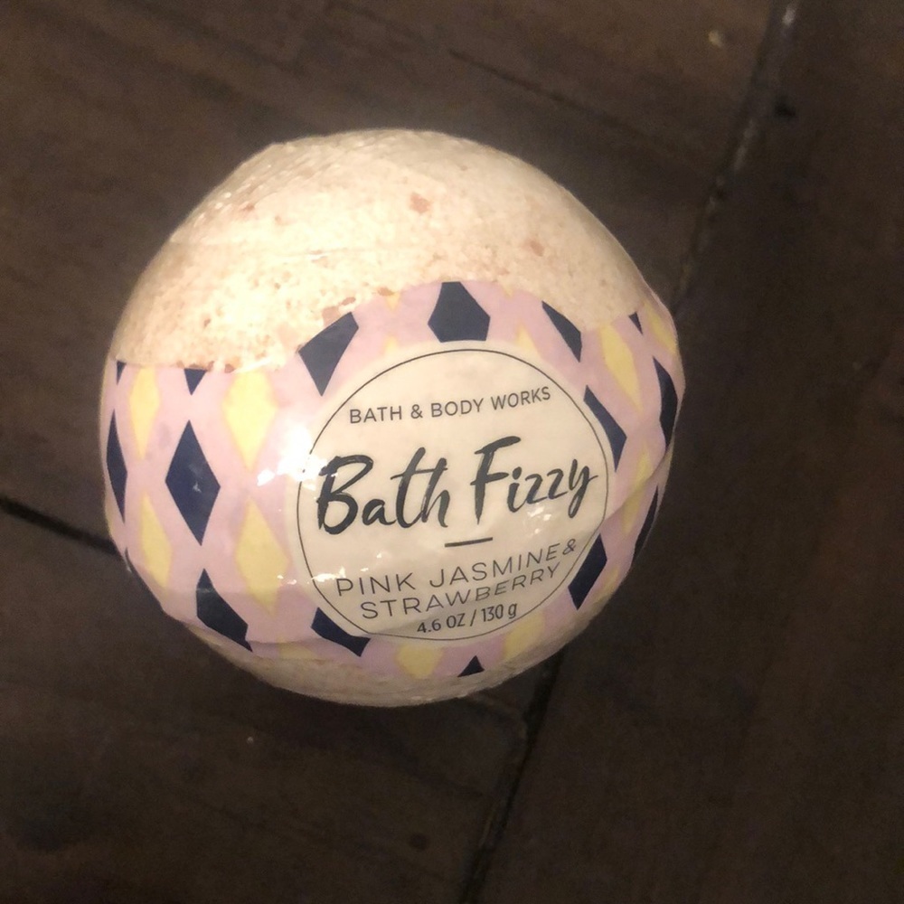 Bath fizzy pink jasmine and strawberry bath bomb